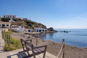Cala LlongaにあるCan Palancaの水辺の浜辺に座るベンチ +16枚の写真