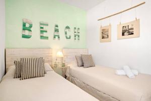 Cala LlongaにあるCan Palancaのベッド2台(壁に看板付)が備わるベッドルーム1室