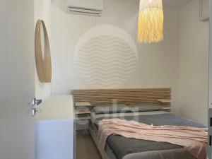 een slaapkamer met een bed, een bureau en een kroonluchter bij Villa Areia - Spiaggia a 10m By Cala Salento in Porto Cesareo