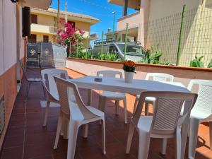 Una mesa y sillas en un balcón con una mesa y sillas. en Vintage Home, en La Caletta