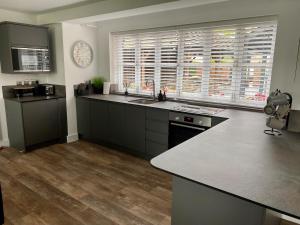 cocina con fregadero y encimera en Booking Urban at Stisted en Braintree