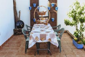 una mesa con un mantel en un patio en Experience Alpacas in Andalucia, en Córdoba