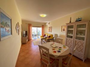 een eetkamer met een tafel en stoelen in een kamer bij Condomínio do Mar in Lagos