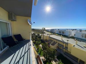 een balkon met uitzicht op de oceaan bij Condomínio do Mar in Lagos