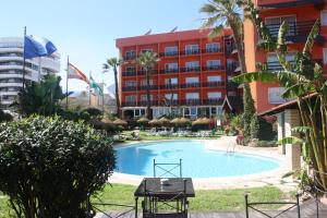 トレモリノスにあるホテル MS トロピカーナのホテル正面のスイミングプール