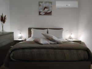 - une chambre avec un grand lit et 2 tables de chevet dans l'établissement Casa del Duca Portoferraio, à Portoferraio