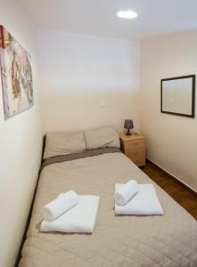 une chambre avec un lit avec deux serviettes blanches dessus dans l'établissement Mat Old Town Apartments B, à Réthymnon