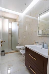 Et badeværelse på Paradise Dream Apartment in Vlora + 34 billeder