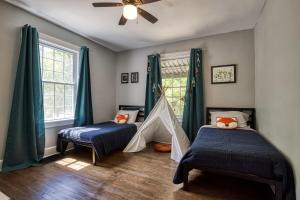 a room with two beds and a play tent at Comfy Cozy House Downtown, Ut Games, &smoky Mtns in Knoxville