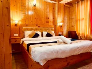 Una cama o camas en una habitación de OYO 70159 Hotel Wooib