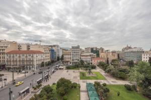 widok na miasto z budynkami i ulicą w obiekcie Veni Central View 2Bdr Apt w Atenach