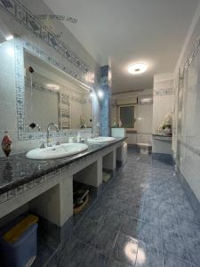 uma casa de banho com 3 lavatórios e um espelho grande em Arcaroli Borgo Vico "The View" em Vico del Gargano