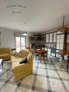 ein Wohnzimmer mit einem Sofa und einem Tisch in der Unterkunft Arcaroli Borgo Vico "The View" in Vico del Gargano