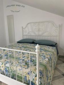 1 Schlafzimmer mit einem Bett mit Blumenbettdecke in der Unterkunft Arcaroli Borgo Vico "The View" in Vico del Gargano