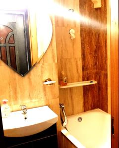 uma casa de banho com um lavatório e um espelho em Mercur Studio Ploiesti em Ploiesti