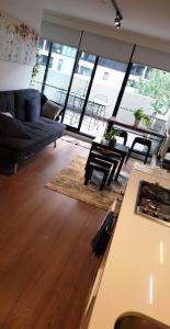 ein Wohnzimmer mit einem Sofa und einem Tisch in der Unterkunft Urban Eden in South Yarra in Melbourne