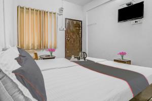 Una cama o camas en una habitación de OYO Flagship 70230 Homely Stay