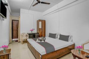 a bedroom with a large bed in a room at Hotel O Homely Stay in Aurangabad