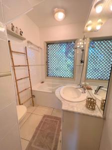 ein Badezimmer mit einem Waschbecken, einem WC und einer Badewanne in der Unterkunft Casetta Cala Rossa in Lecci