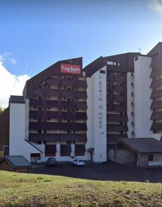 hotel z napisem z przodu w obiekcie Appartement cosy 1 chambre 4 pers face pistes 08 w mieście LʼHuez