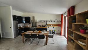 cocina con mesa y sillas en una habitación en Casa dell’ Orso, en Abbateggio