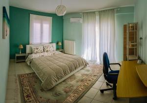 um quarto com uma cama, uma secretária e uma cadeira em BRILLIANT HOUSE em Volos