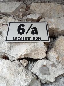 Un cartello su delle rocce di L'angolo di pace e relax del lago di Garda a Riva del Garda