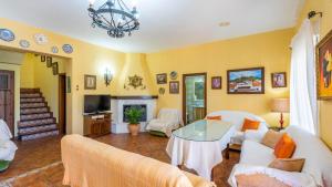 a living room with a couch and a table at La Martinica Teba by Ruralidays in Teba