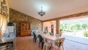 a dining room with a white table and chairs at La Martinica Teba by Ruralidays in Teba