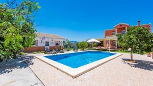 una piscina en el patio trasero de una casa en La Martinica Teba by Ruralidays, en Teba