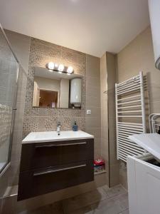 Koupelna v ubytování 4PA76 Appartement avec piscine et parking + 12 fotografií