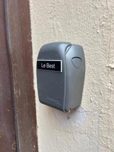 een lb beste mailbox aan de zijkant van een muur bij Le Best à Cassis,Top emplacement,Parking,double balcon in Cassis