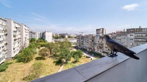 une statue d'un oiseau assis au-dessus d'un toit dans l'établissement Cozy Apartment with Balcony on the Black Sea- part of the family 'Vicki Apart, à Varna