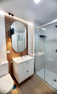 een badkamer met een douche, een wastafel en een spiegel bij Sunny Terrace - Lovely Center Apartments Alameda in Sevilla