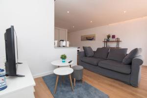 セジンブラにあるCasa das Andorinhas - T2 renovado com terraçoのソファとテーブルのあるリビングルーム