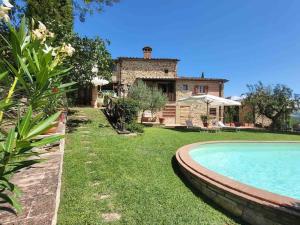an external view of a house with a swimming pool at Tuscan dream, lux 2-bed apartment balcony and pool in Anghiari