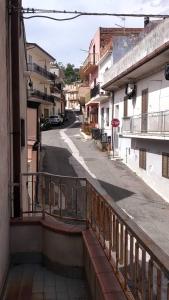 uma vista para a rua a partir de uma varanda de um edifício em Casa Rosa em Cirò