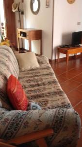 uma criança deitada num sofá numa sala de estar em Casa Rosa em Cirò