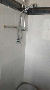 uma casa de banho com um WC e uma cortina de chuveiro em Casa Rosa em Cirò