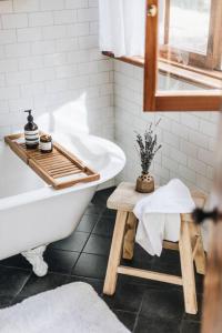 Koupelna v ubytování Pickers Hut - A Country Style Featured Dream Stay