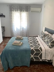 Łóżko lub łóżka w pokoju w obiekcie Apartamentos Turísticos La Fonda