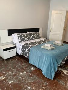 Łóżko lub łóżka w pokoju w obiekcie Apartamentos Turísticos La Fonda