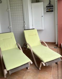 dos sillas sentadas una al lado de la otra en una habitación en Casa Ana at Opomar by Cara Rentals, en Tavira