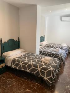 Łóżko lub łóżka w pokoju w obiekcie Apartamentos Turísticos La Fonda