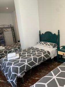 Łóżko lub łóżka w pokoju w obiekcie Apartamentos Turísticos La Fonda