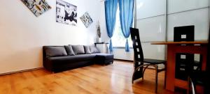 Televízia a/alebo spoločenská miestnosť v ubytovaní Lorf Hostel&Coffee
