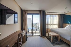 Giường trong phòng chung tại HOTEL BELLE VUE MEKNES