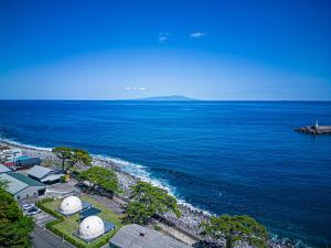 una vista aerea sull'oceano e sulla spiaggia di La-gom a Inatori