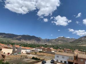 - une vue sur une ville avec des montagnes en arrière-plan dans l'établissement Apartamentos Turísticos La Fonda, à Dúrcal
