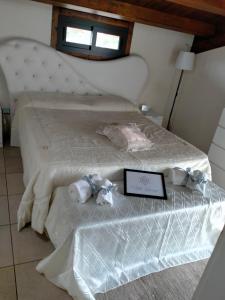 ein Bett mit zwei ausgestopften Tieren, die darauf sitzen in der Unterkunft B&B Villa Lucari in Comiso